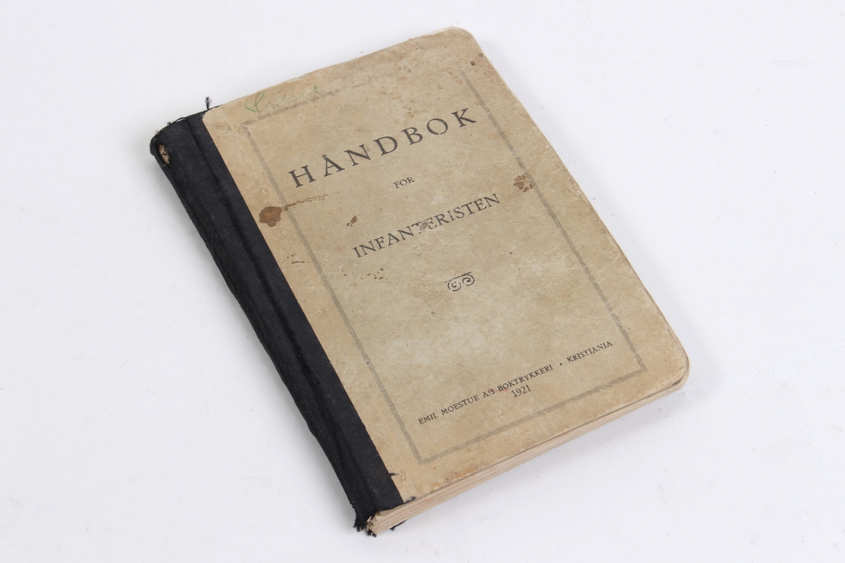 'Håndbok for Infanteristen' utgitt av Emil Mostue Boktrykkeri, Kristiania 1921.