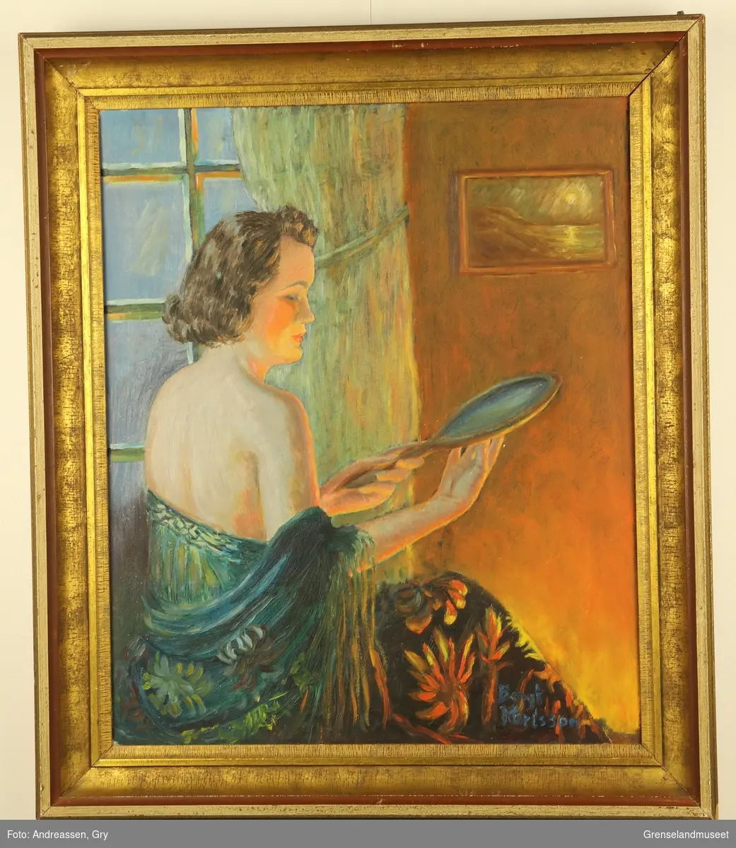 Kunstnerens kone Flora malt sittende foran et vindu. Hun har stroppeløs kjole på og et sjal over armene. I hendene har hun et håndspeil.