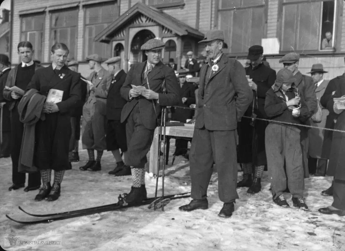 Kong Olav i samtale med rennleder Erik D. Fuglset ved Molde folkeskole (Elvebakken). Bildet er også brukt i boka “M.O.I. – 100 år for idrett og friluftsliv”side 76.