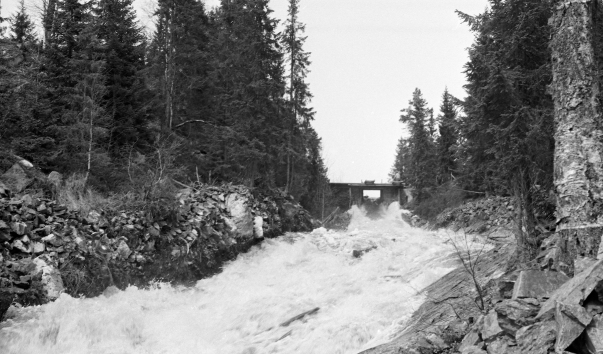 Juråa i Nord-Odal, fotografert fra et sted like nedenfor Nydammen, der åa renner i et forholdsvis bratt, bergledt terreng, noe som hadde skapt behov for en dam som kunne magasinere nok vann til at det - ved damslipp - var mulig å fylle åfaret med såpass mye vann at tømmeret fløt over ujevnhetene i det underliggende berget. Fotografiet SJF.1990-02411 viser hvordan åfaret her så ut ved ekstremt liten vannføring. I 1955, da dette fotografiet ble tatt, var det innmeldt 103 505 tømmerstokker til fløting i Juråa.