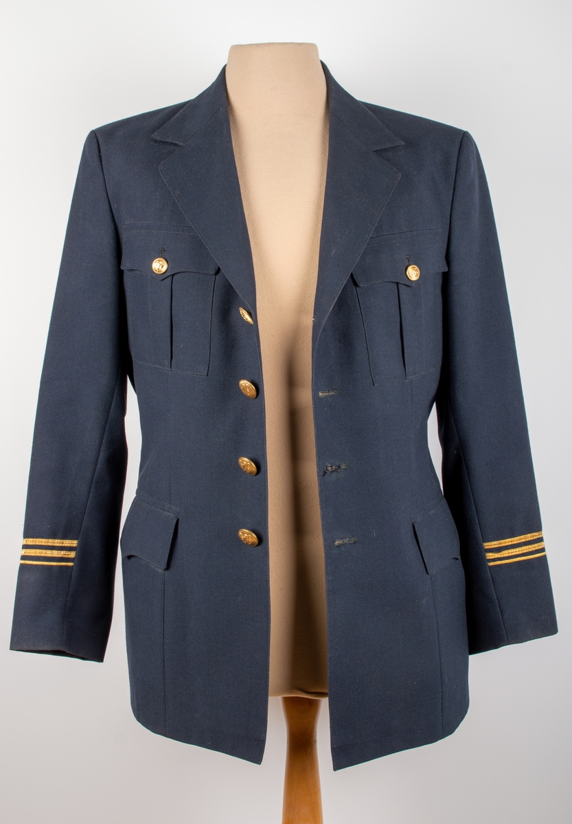 Uniformsjakke med tre gullstriper. En del av toglederuniform.
Størrelse 52.