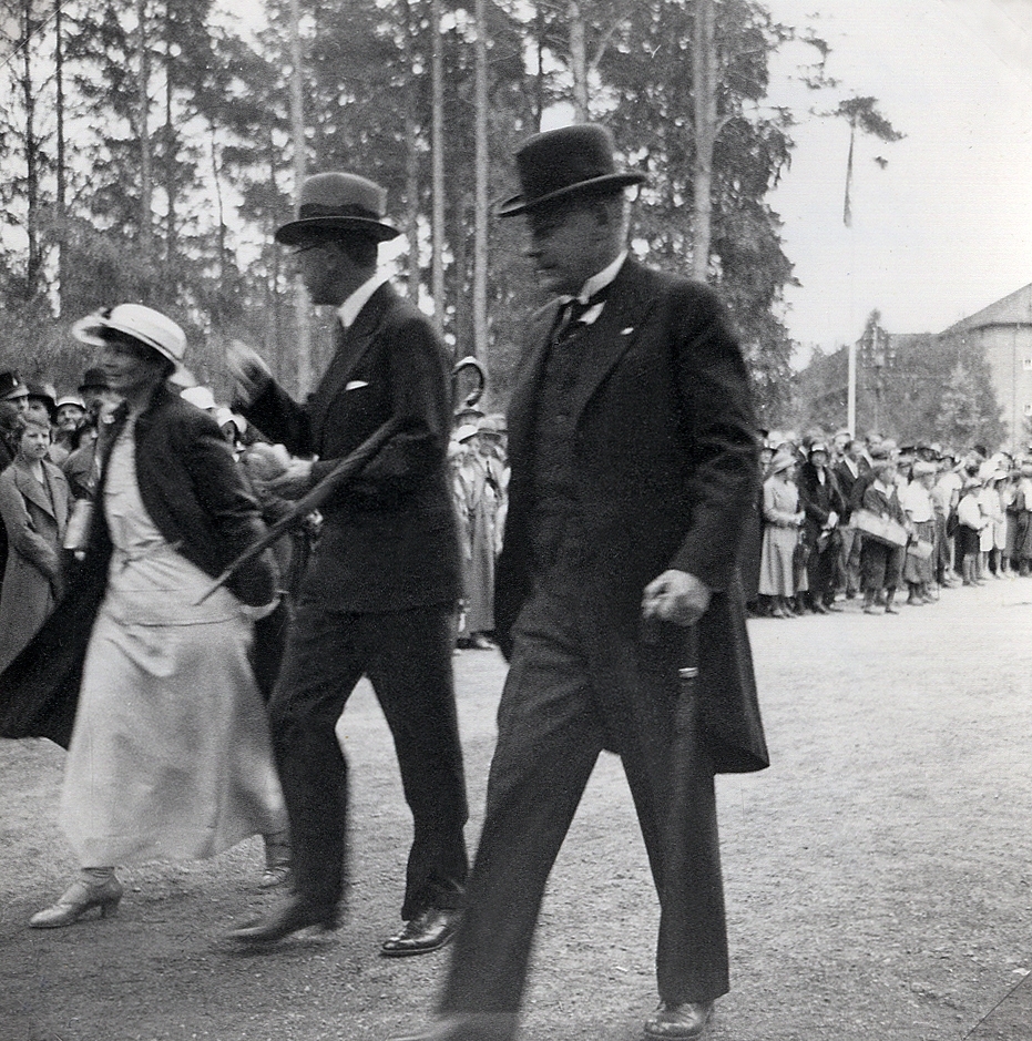 Dåv. kronprins Gustaf Adolf tillsammans med landshövdingeparet August och Ingegerd Beskow, trol. vid invigningen av Värendsvallen 1937. I bakgrunden skymtar kasernerna på I 11.