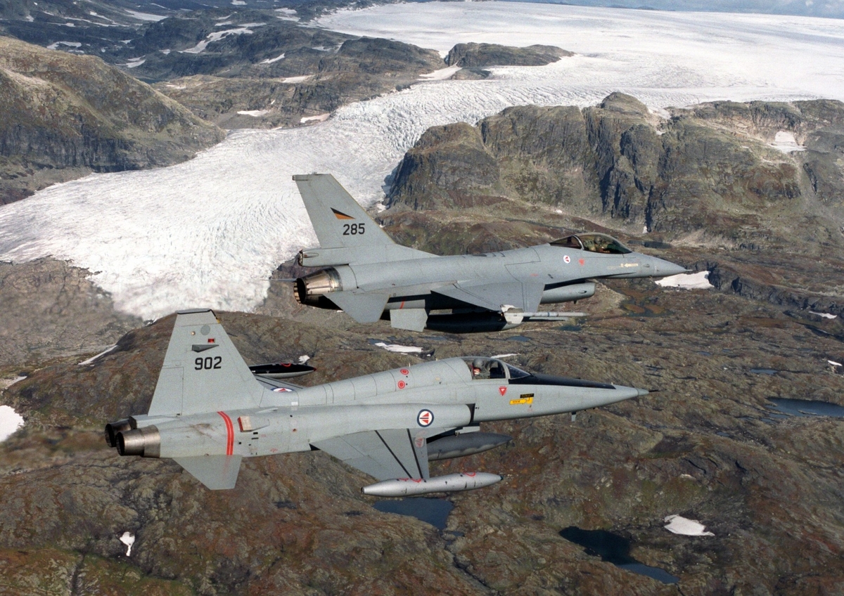 Bilde av F-16A og F-5A, over Rembedalskåki, vest på Hardangerjøkelen i Hordaland 19/9-1995.