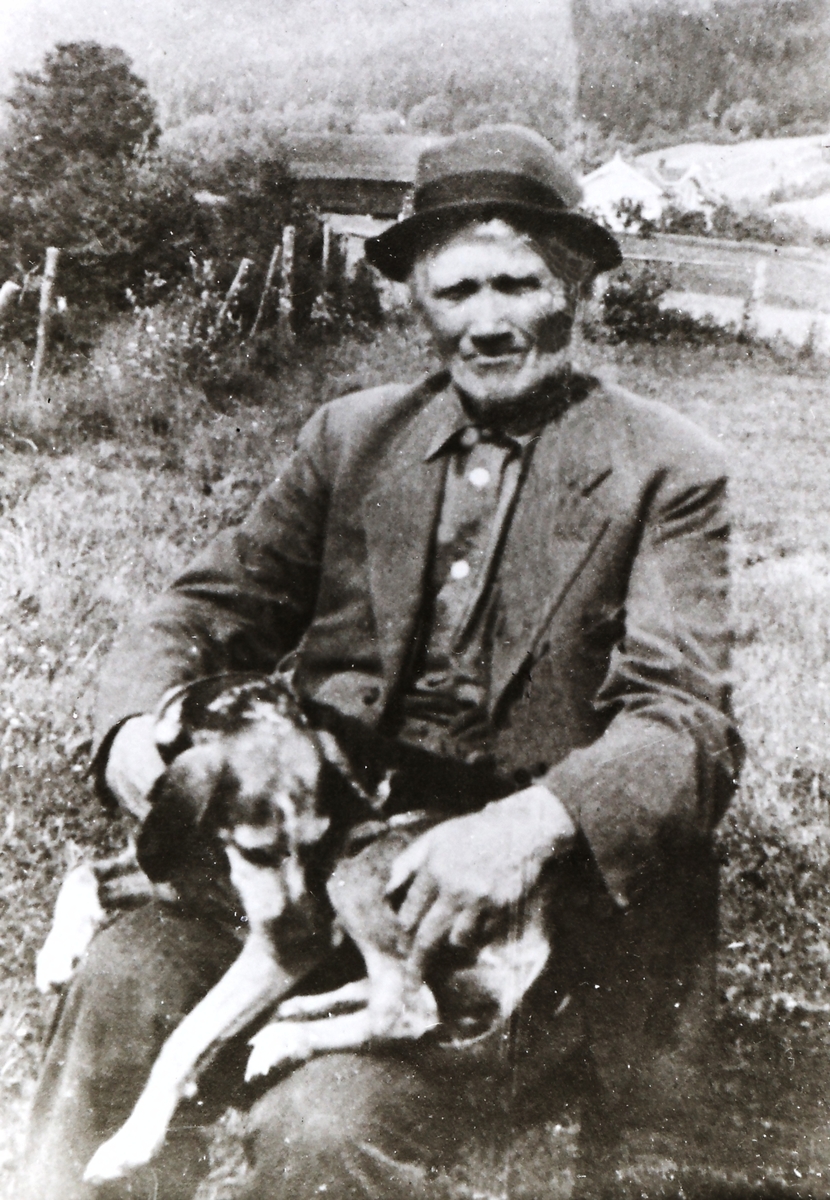 Thorvald Sending (1864-1941) med harehunden sin.