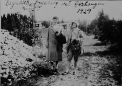 To damer går tur ved Fjøshaugen, Østagrenda, Øvre Rendal.