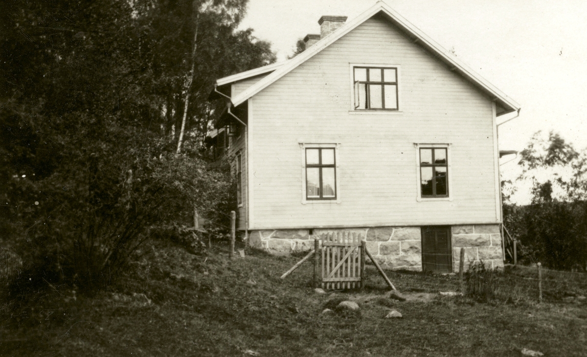 Villa Björkåsen, Eken 1, okänt årtal. Byggt 1913, rivet under 1970-talet. Huset låg på vägen upp till festplatsen Ekensås. August Lindholm byggde och ägde huset. Han sålde det vidare till Karl Andersson.
Relaterat motiv: A3072.