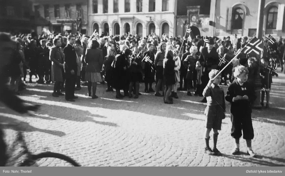 Frigjøringsdagene i Halden i mai 1945, etter andre verdenskrig. Barn med flagg ved Halden politikammer.