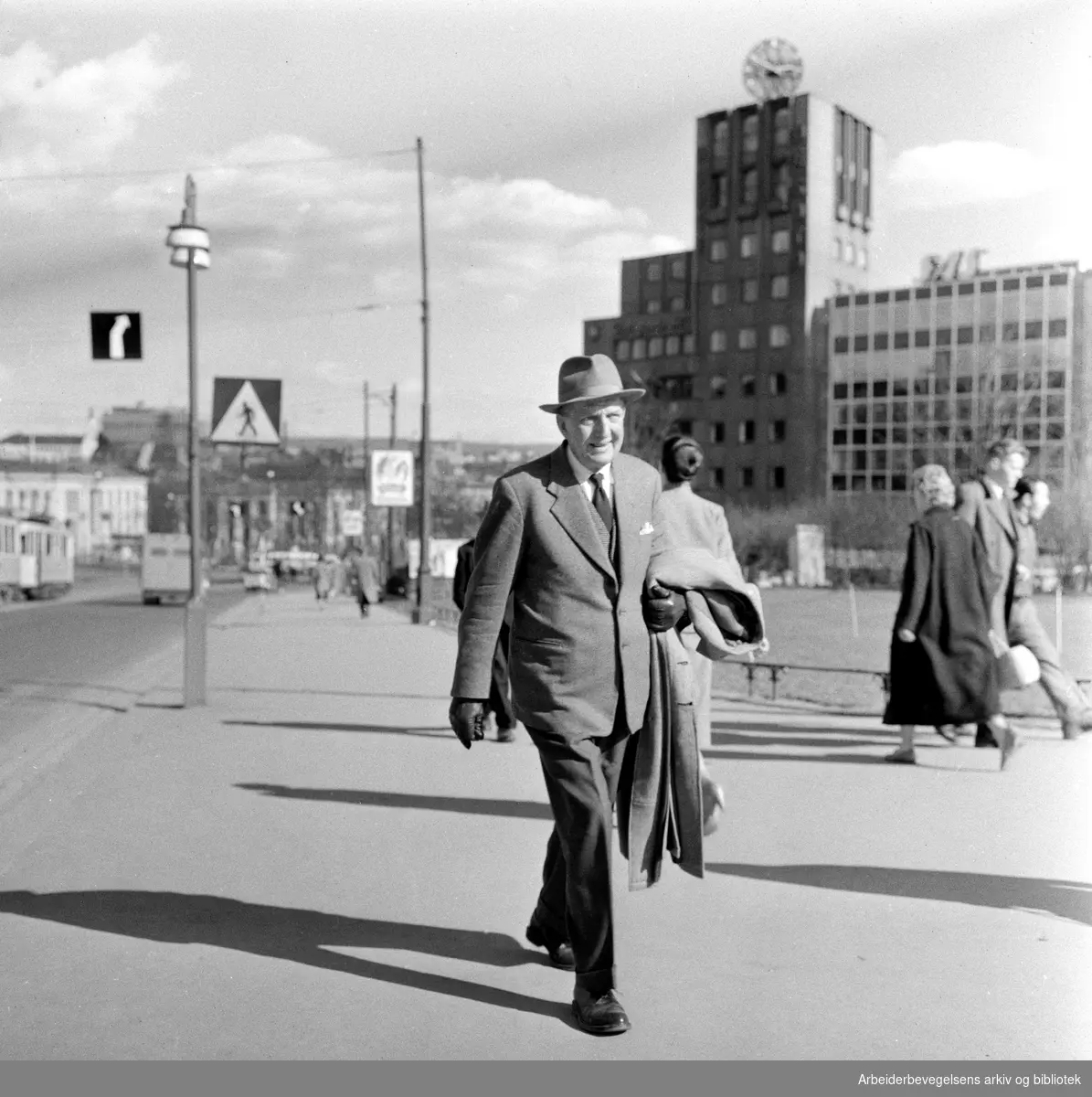 Fotgjengere på Drammensveien (Nå Henrik Ibsens gate). Midt på bildet sees Torstedgården og den nyoppførte SAS-bygningen i Ruseløkkveien. April 1958.