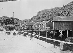 Bygninger i fiskeværet Nusfjord. Rorbuer, kaidekke. fiskebåt