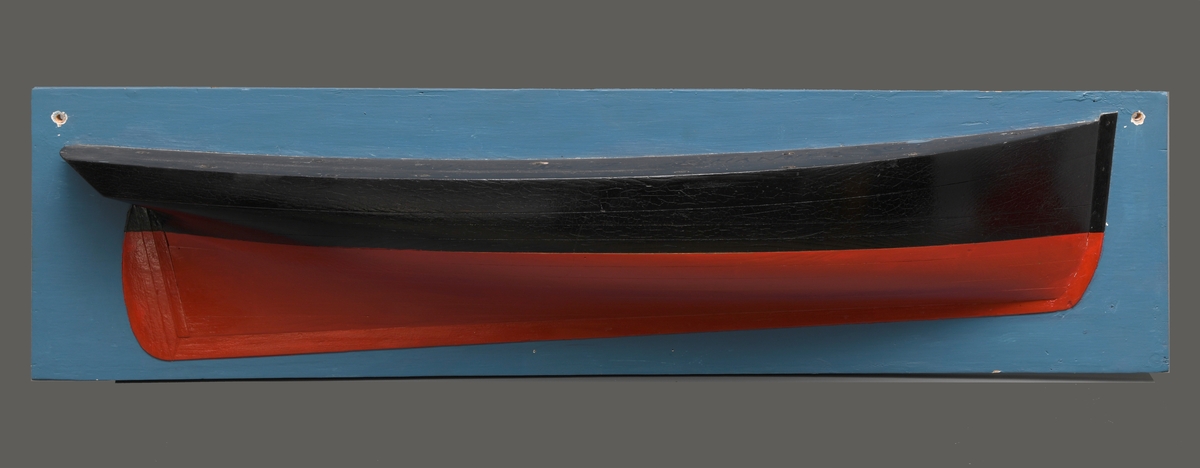 Halvmodell/ skivemodell av sluppen "Vidar". Gjennomgående skruehull for veggmontering på den blå bakplaten. Modellen er laget av tre, og er malt i sort og rødt.