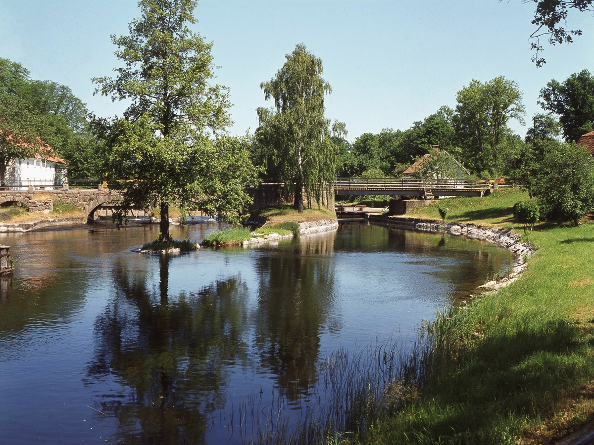 Inloppet till Brokinds sluss som förbinder sjöarna Lilla Rängen och Järnlunden. En första sluss väster om Brokinds slott stod klar 1810 men fick stängas redan 1813 efter ett ras. Det skulle dra ut på tiden innan idén åter kom på tal att förbinda sjöarna med en sluss. År 1861 stod anläggningen på bilden klar, denna placerad öster om slottet och efter hand del i Kinda kanal.