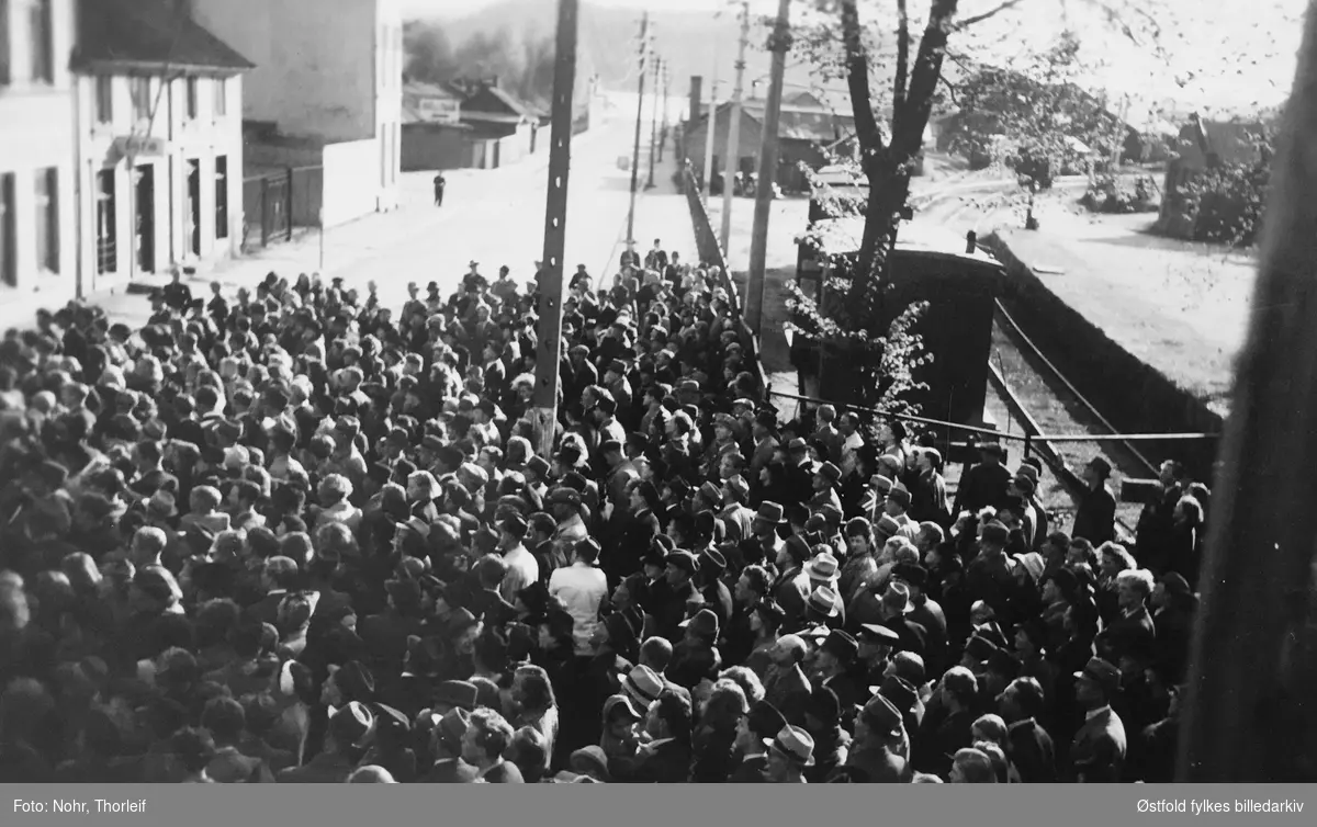 Frigjøringsdagene i Halden i mai 1945, etter andre verdenskrig. Arrestasjon, folkemengde. Jernbanespor.