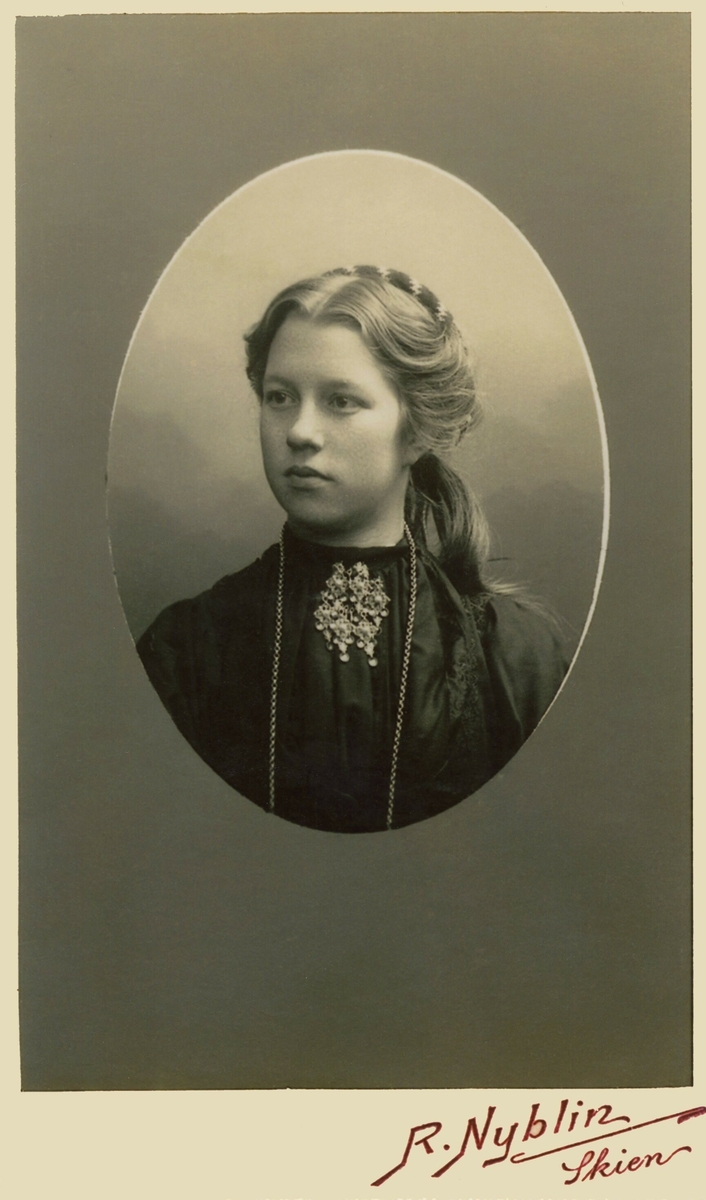 Portrettfoto av Aaste Hansdotter Vatnar (f. Sønstebø)