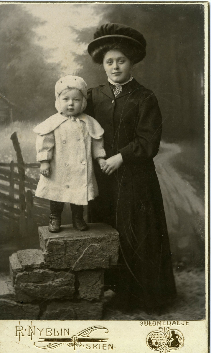 Anne Jensen og sonen Harald.
