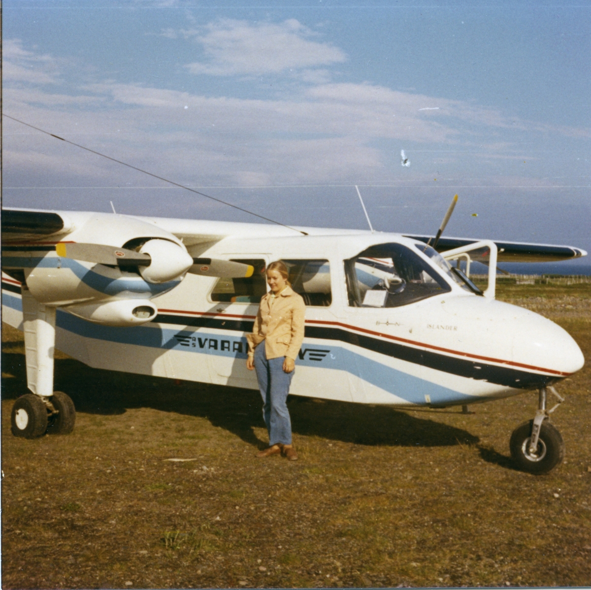 Flygeren Martha Johansen foran et av Varangerflys Britten-Norman Islander.