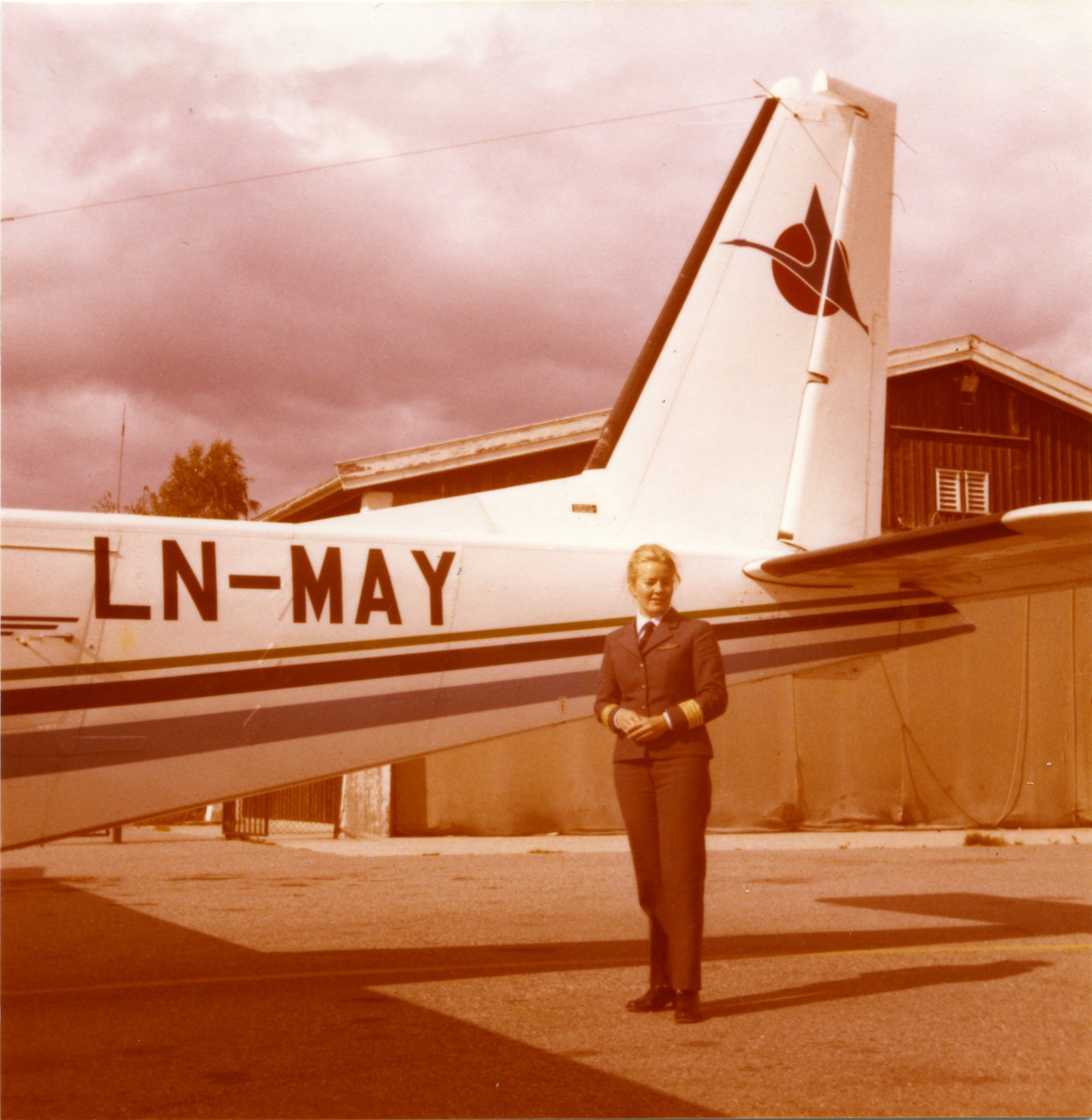 Flygeren Martha Johansen foran en av Norvings BN-Islander.