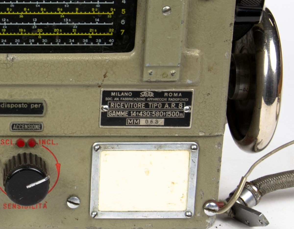 Radiomottagare. Beteckning: Ricevitore Tipo A.R. 8. Denna Radiomottagare har ingått i flygradiostationen i flygplan Caproni Ca 316 (B16, S16) vid leveransflygningen från Italien till Sverige.