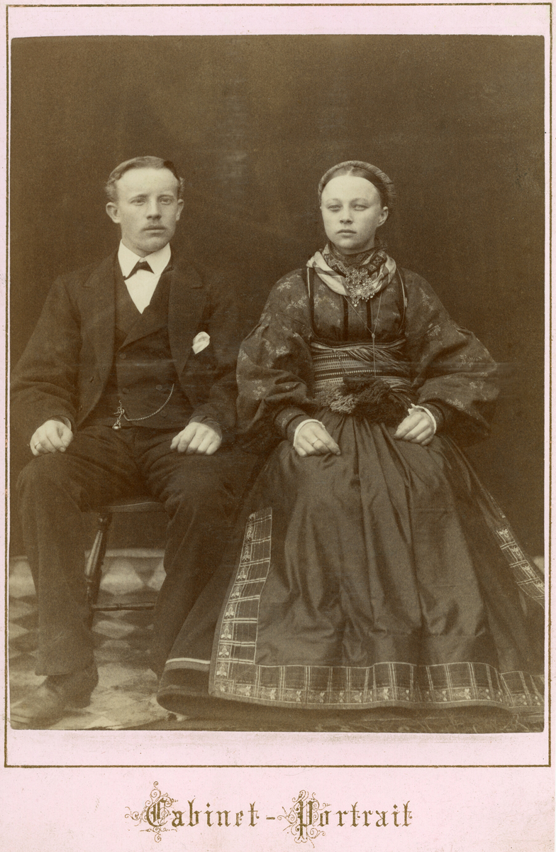 Portrettfoto av Augund og Ingeborg Eika