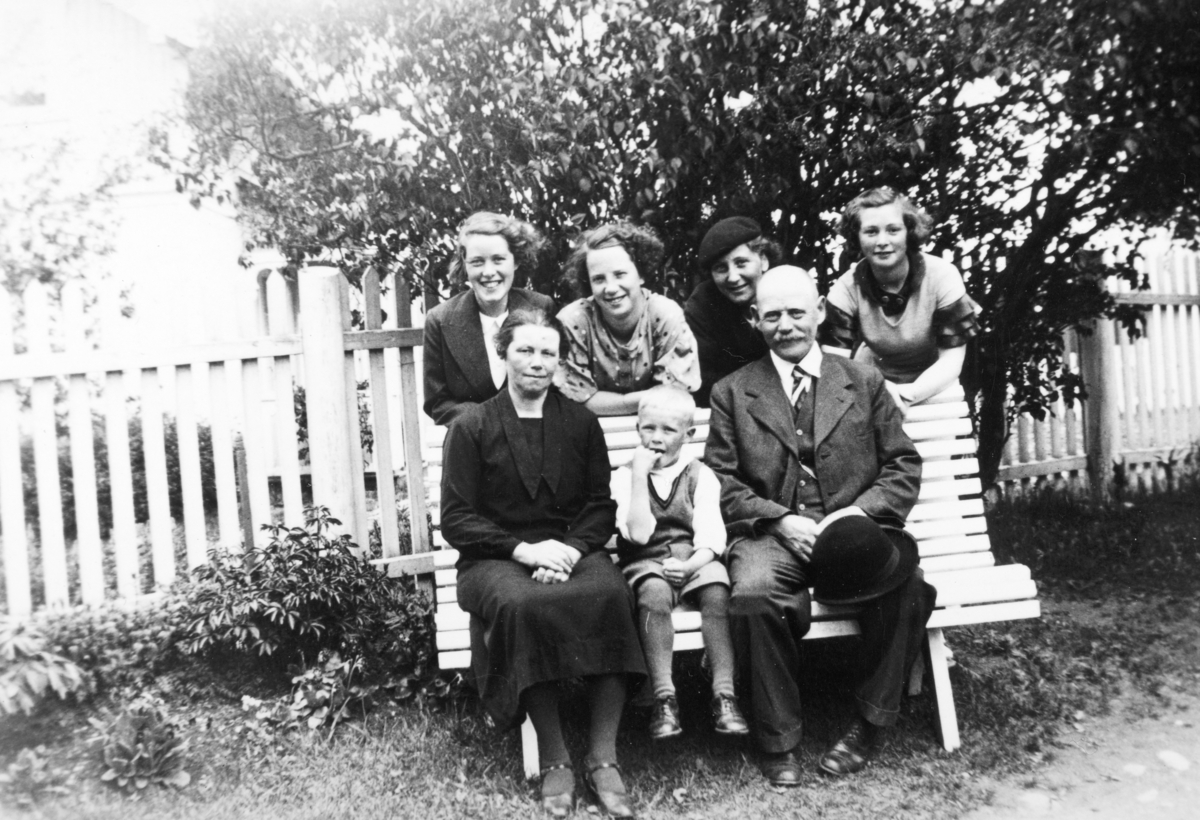Foran f.v.  Eline Berntsen, Knut Berntsen, Marius Berntsen. Bak f.v. Magnhild Berntsen, Lydia Ruud, Else Berg, Else Berntsen. Familiegruppe, Briskebyen, Hamar 1932.