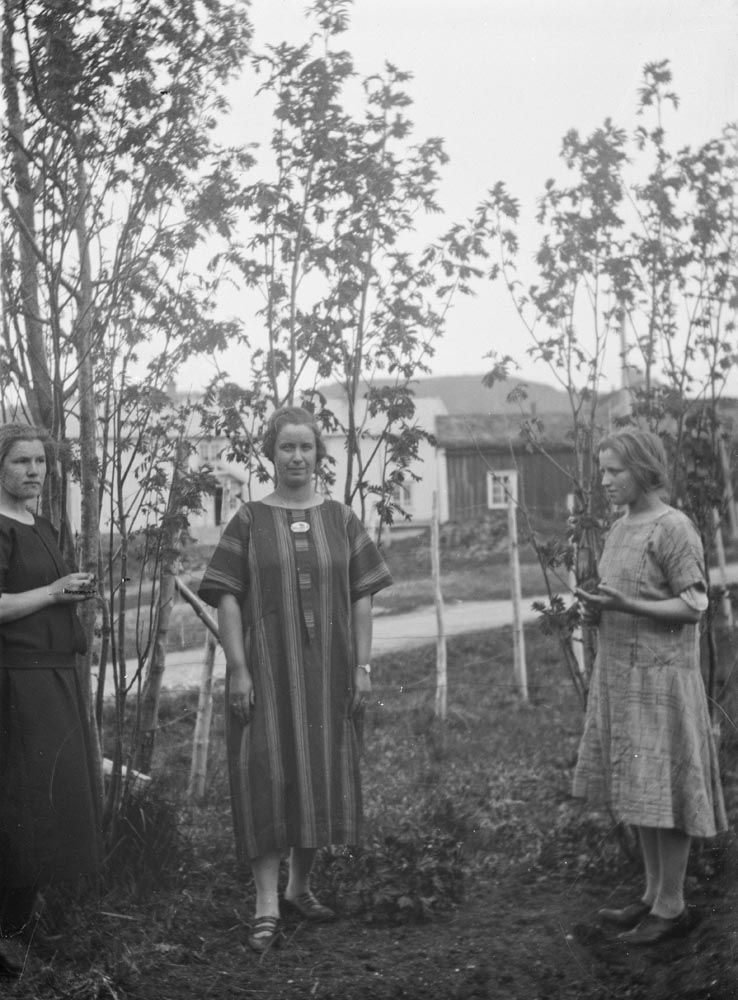 Leirfjord, Simsø, Endebakken. Tre kvinner fotografert ute. F.v.: Hilda Langfors g. Kristiansen (f. 07.06.1907), ukjent, Ågot Breivik. Personen i midten skal ha vært lærer på Leland skole og hadde voksenkor i Leirfjord.