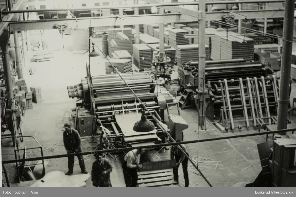 NAPI ca 1958-1959  Full produksjon av papp i Hønefoss.