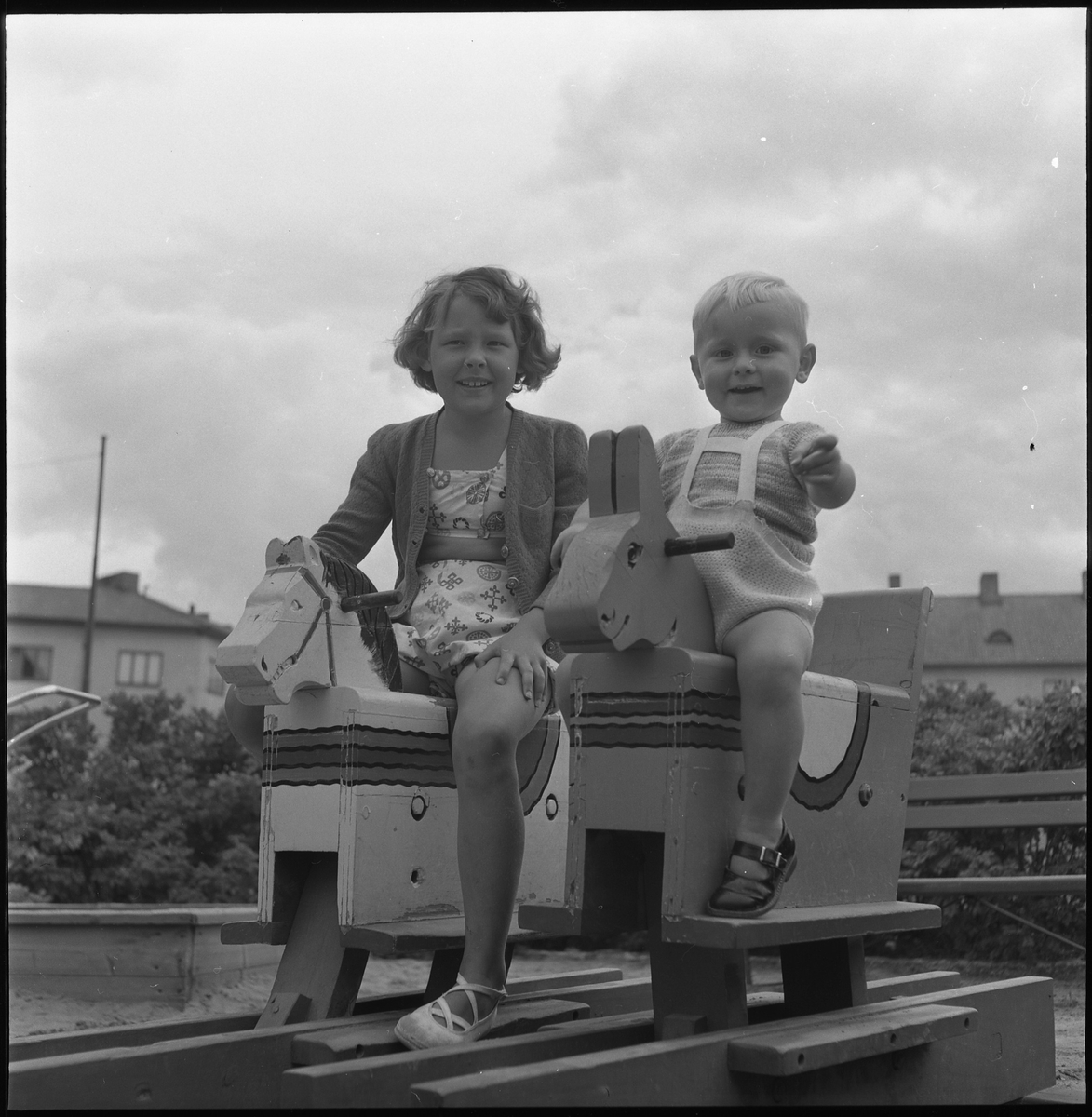 Okända barn på lekplats, aug 1950