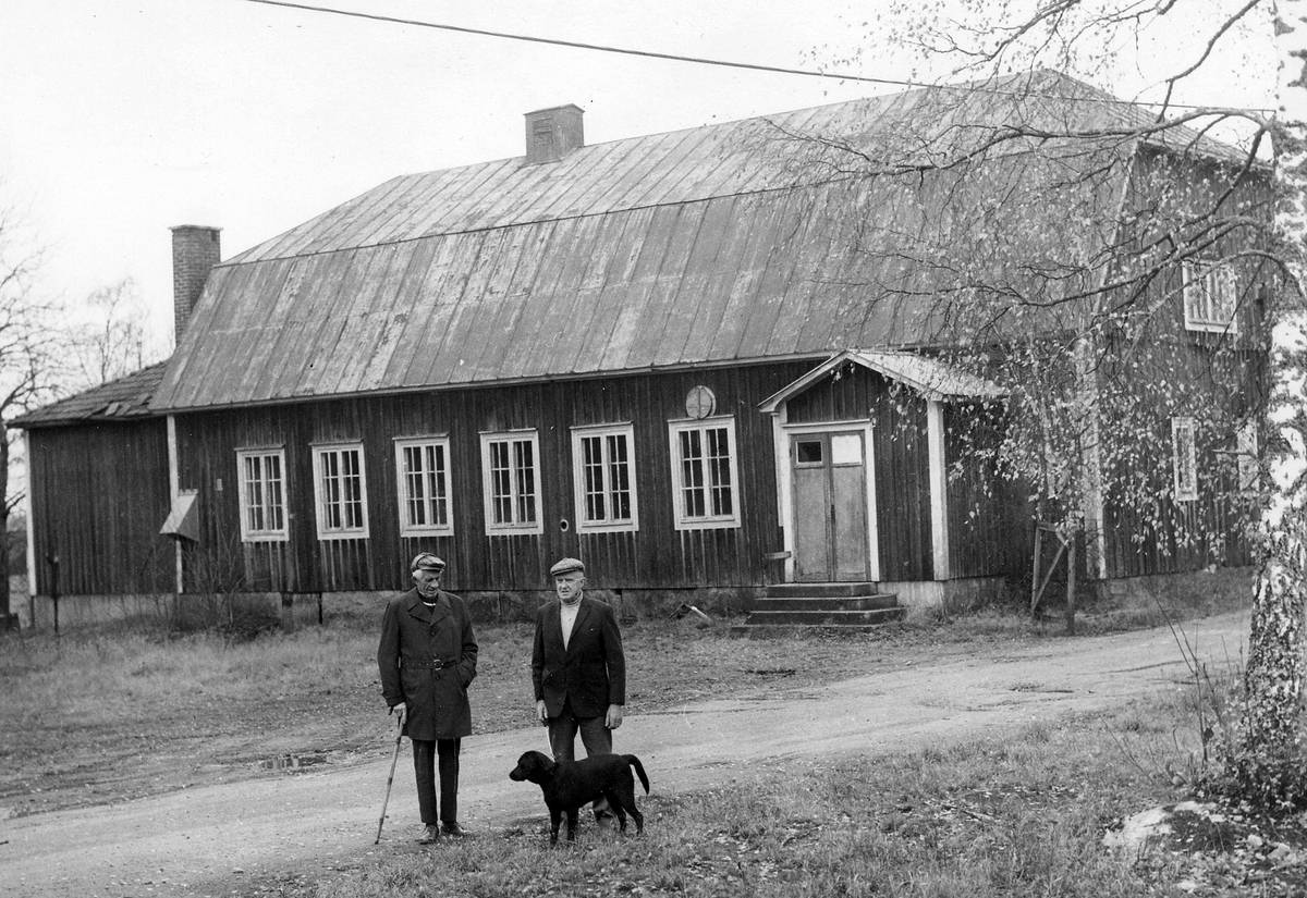 Södra Unnaryds sn.
Foto 1 Folkets hus med entrén till höger. 
Närmast på bilden ses två trotjänare i Folkets hus, Gustav Ström och Arvid Söder.
Foto 2, Med vaktmästarebostaden närmast.
