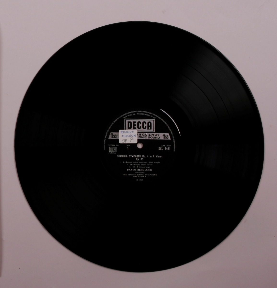 Grammofonplate i svart vinyl og plateomslag i papp. Plata ligger i en papirlomme.
