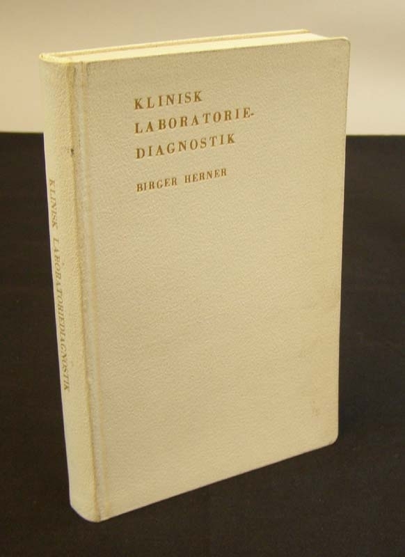 Inbunden bok, i vitt med guldtext: Klinisk Laboratoriediagnostik
