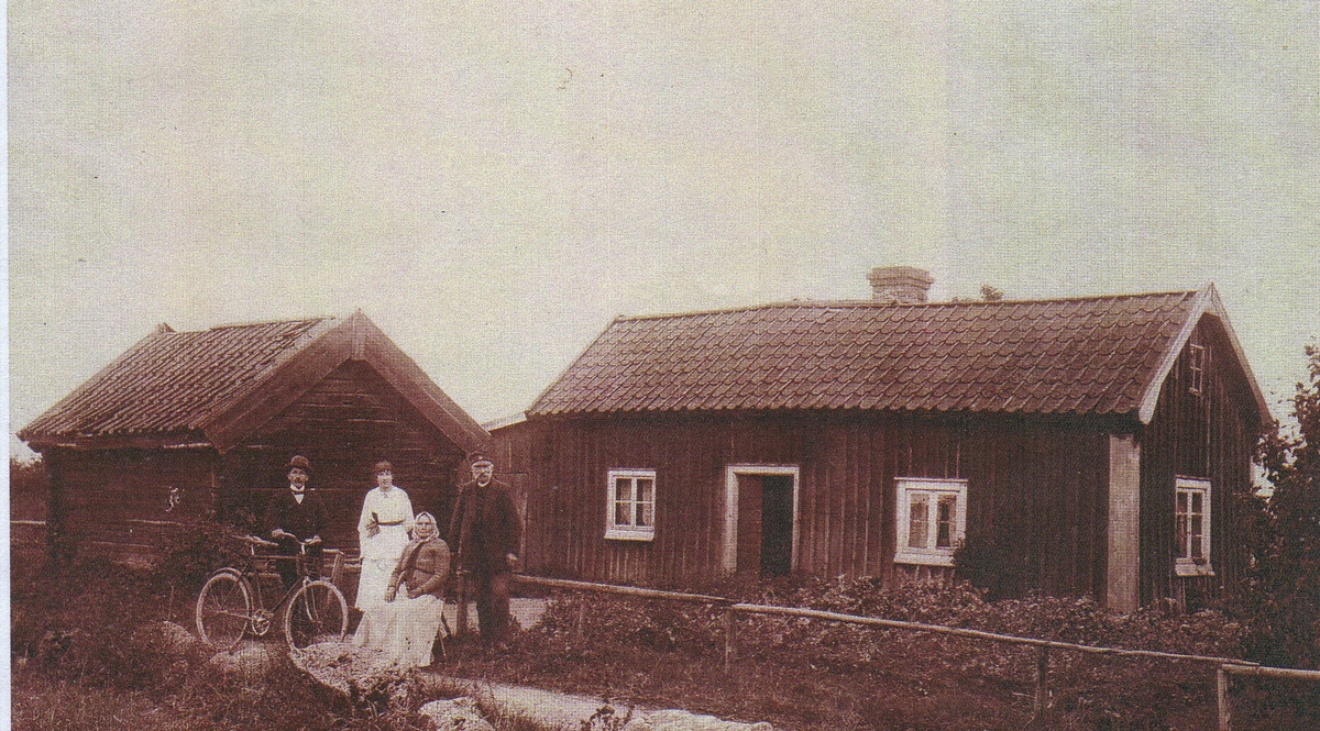 Albert Johanson (med postmössa) och hans fru Karolina Johansson med deras son Emil Johansson (med cykel) och hans fru Beda.