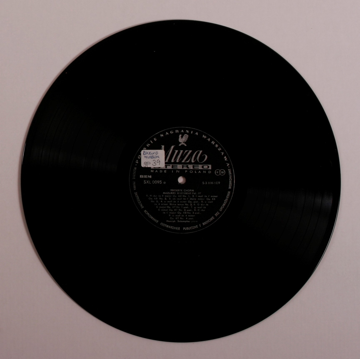 Grammofonplate i svart vinyl og plateomslag i papp. Plata ligger i en plastlomme.
