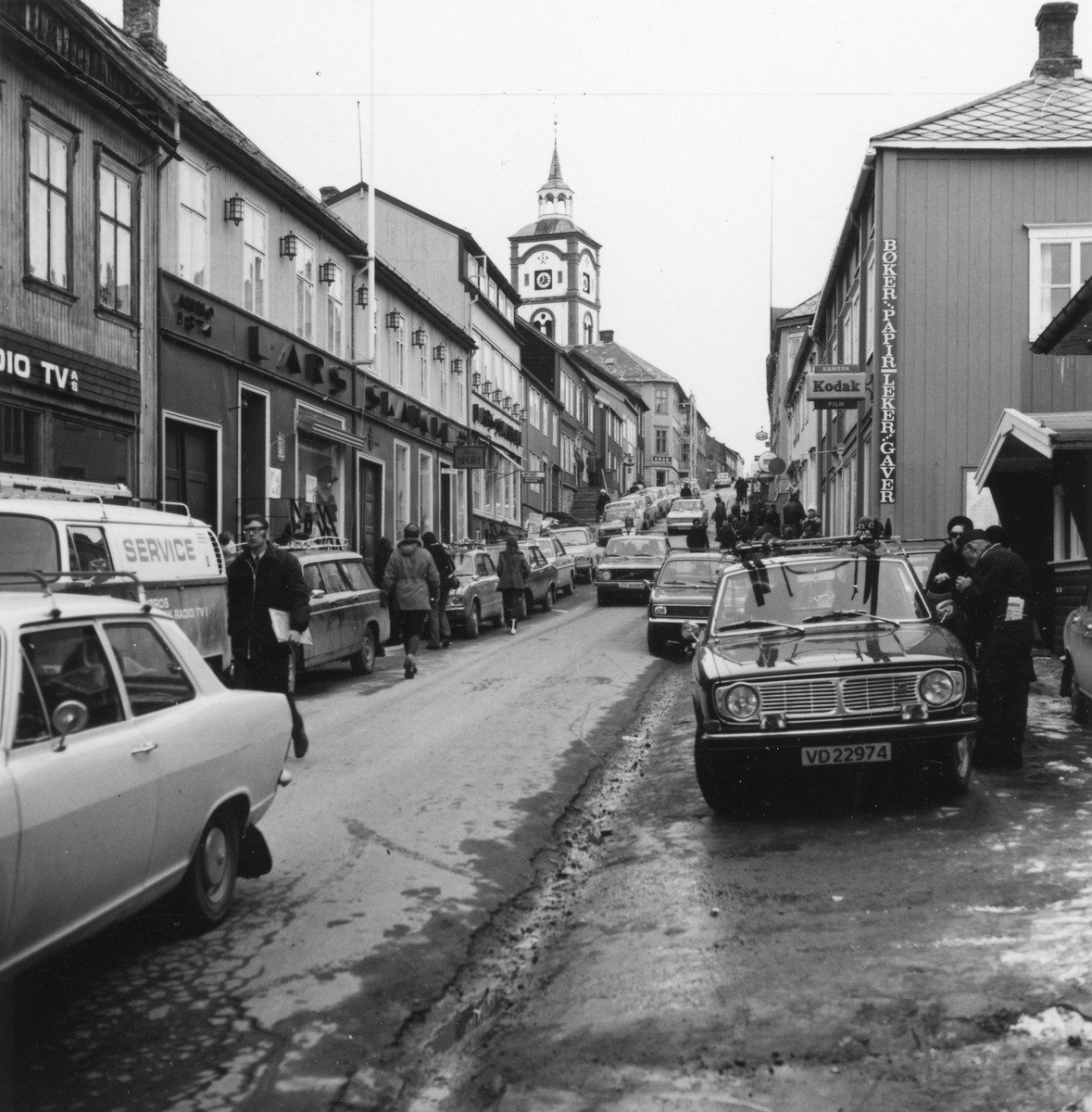 To foto fra Kjerkgata på Røros, sett både nedover og oppover fra omtrent Skanckegården og Amnéusgården, påska 1974