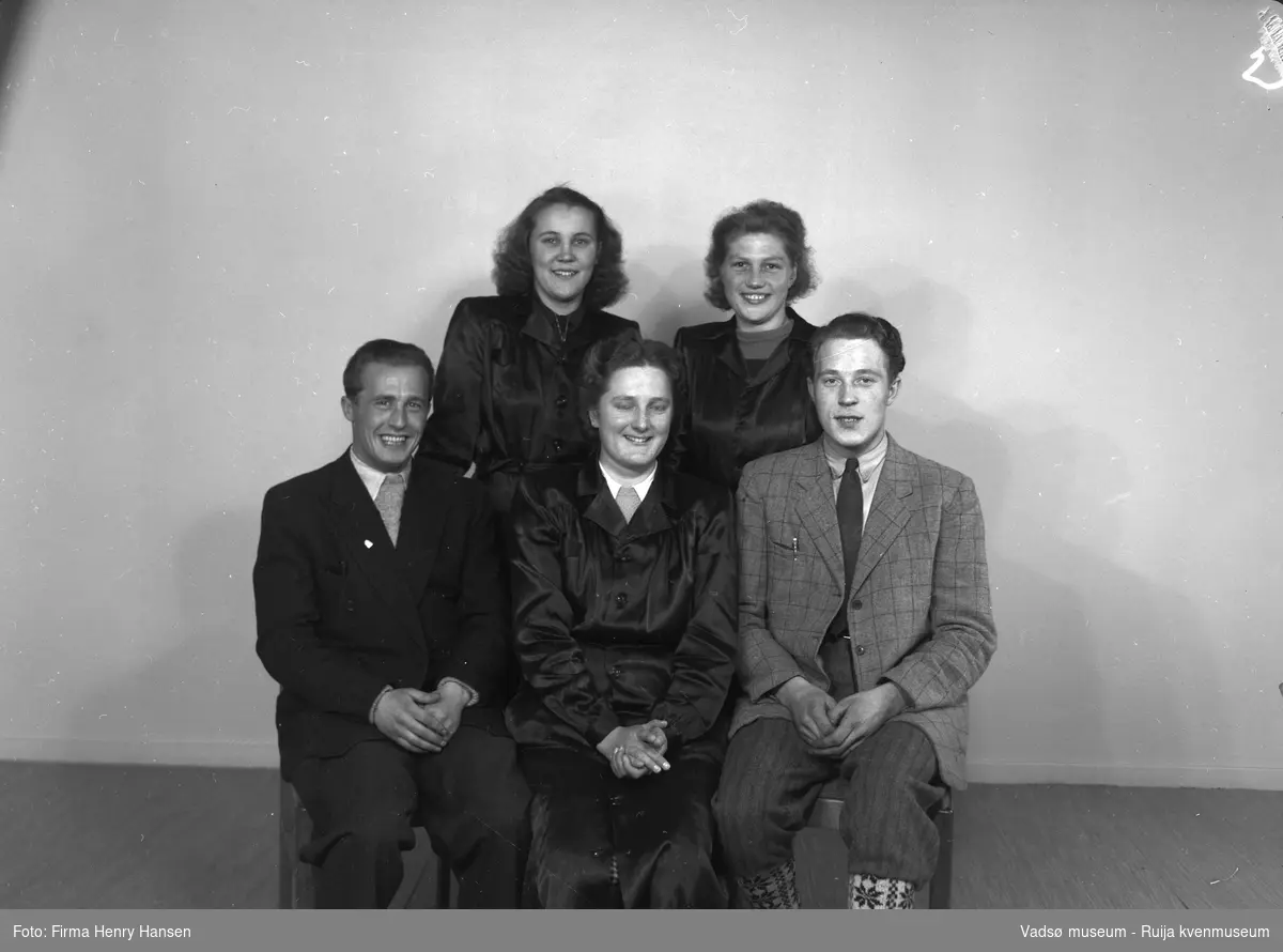 Vadsø, 1950, H.F. Esbensens personale. Sittende fra venstre; Bjarne Hoftaniska, Ingrid Jomisko, ukjent. Stående bak fra venstre Gunvor Niemi og Edel Rimala Stenmark