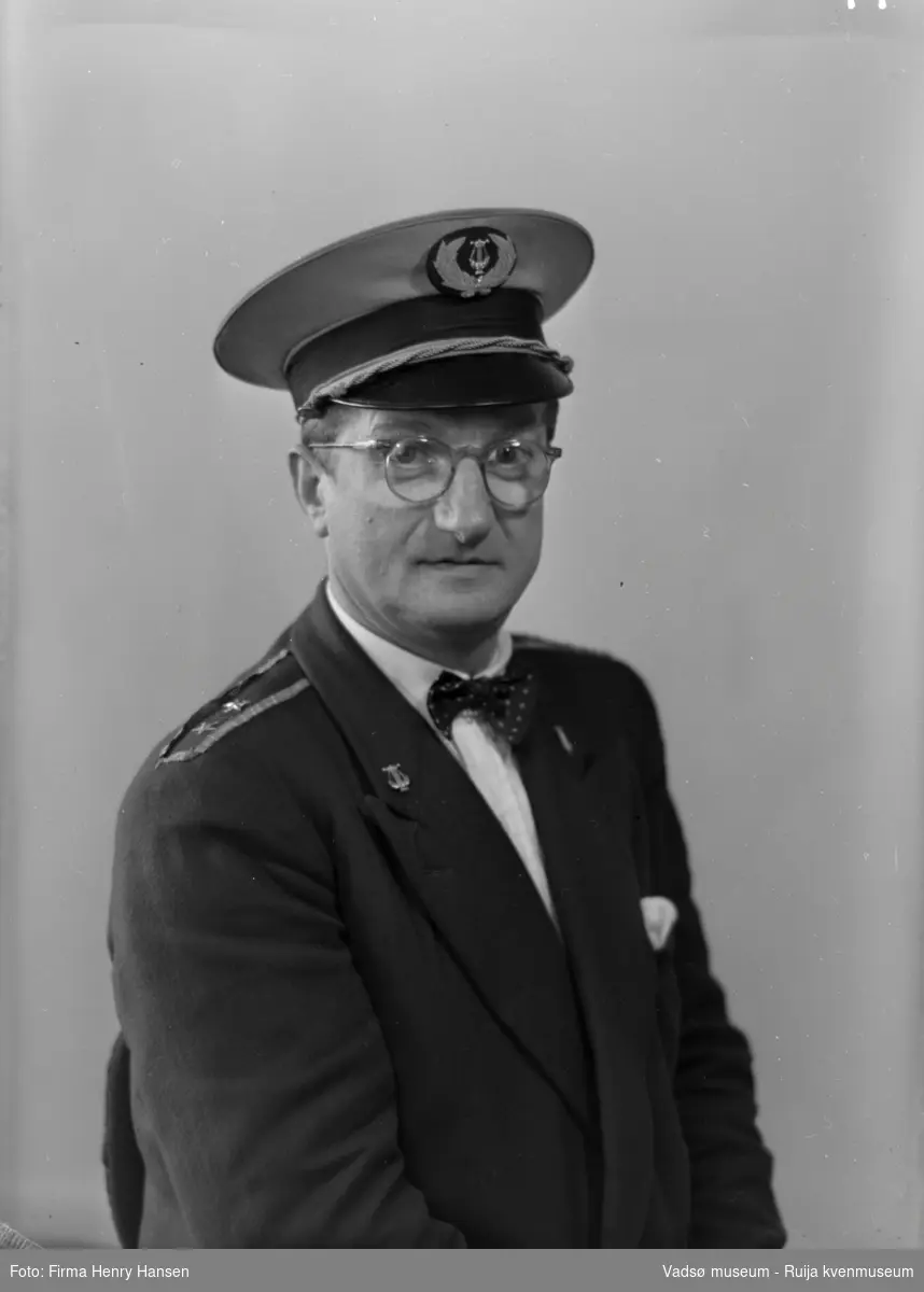 Portrett av Olav L. Holmen (1904-1964), Vadsø. Han var urmaker, og dirigent bl.a. for jentekorpset Toneveld 1950-1952.