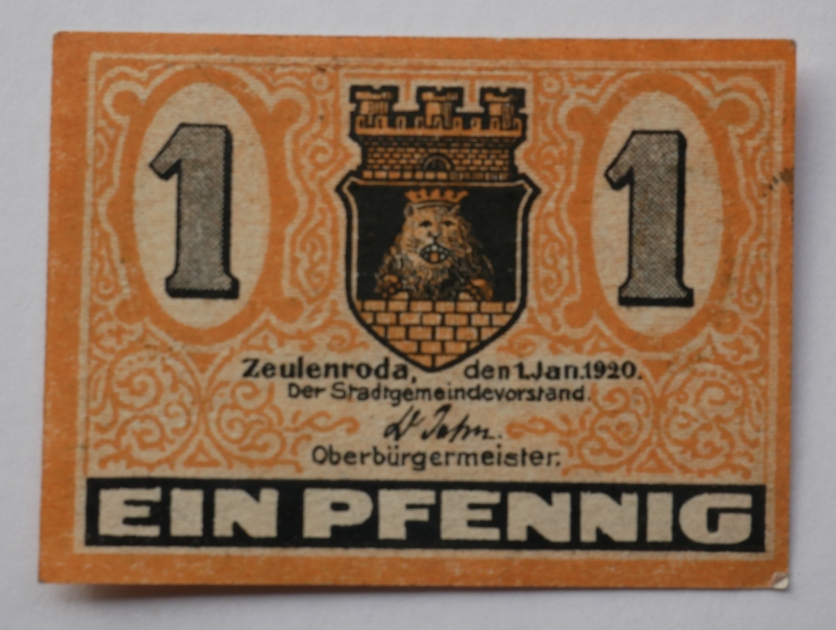 5 Slesvigske pengesedler (9869 - 73).

9873 - Stadtgemeinde Zenlenroda(?) 1920. 1 Pfenning.

Gave fra statsdyrlæge Sigurd Tillier, Bergen.