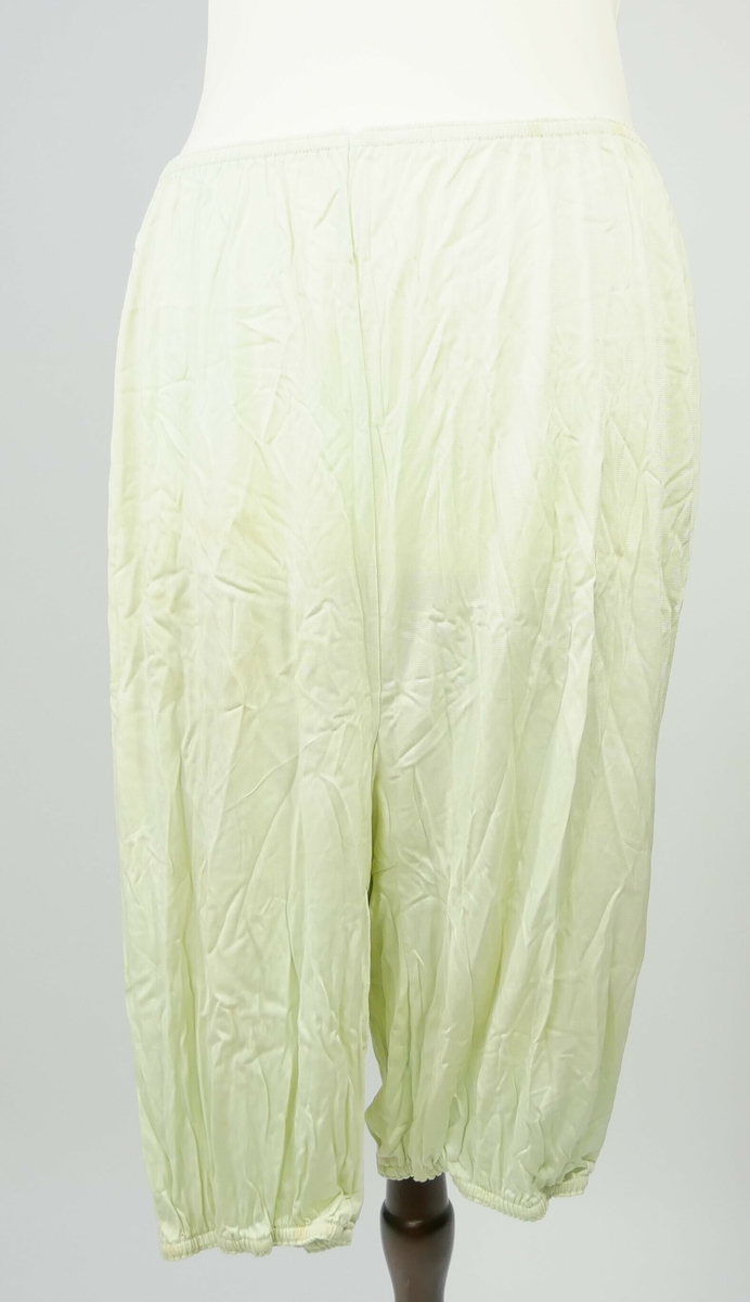 Grønn lårlang underbukse med strikk i livet og rundt hvert ben. 