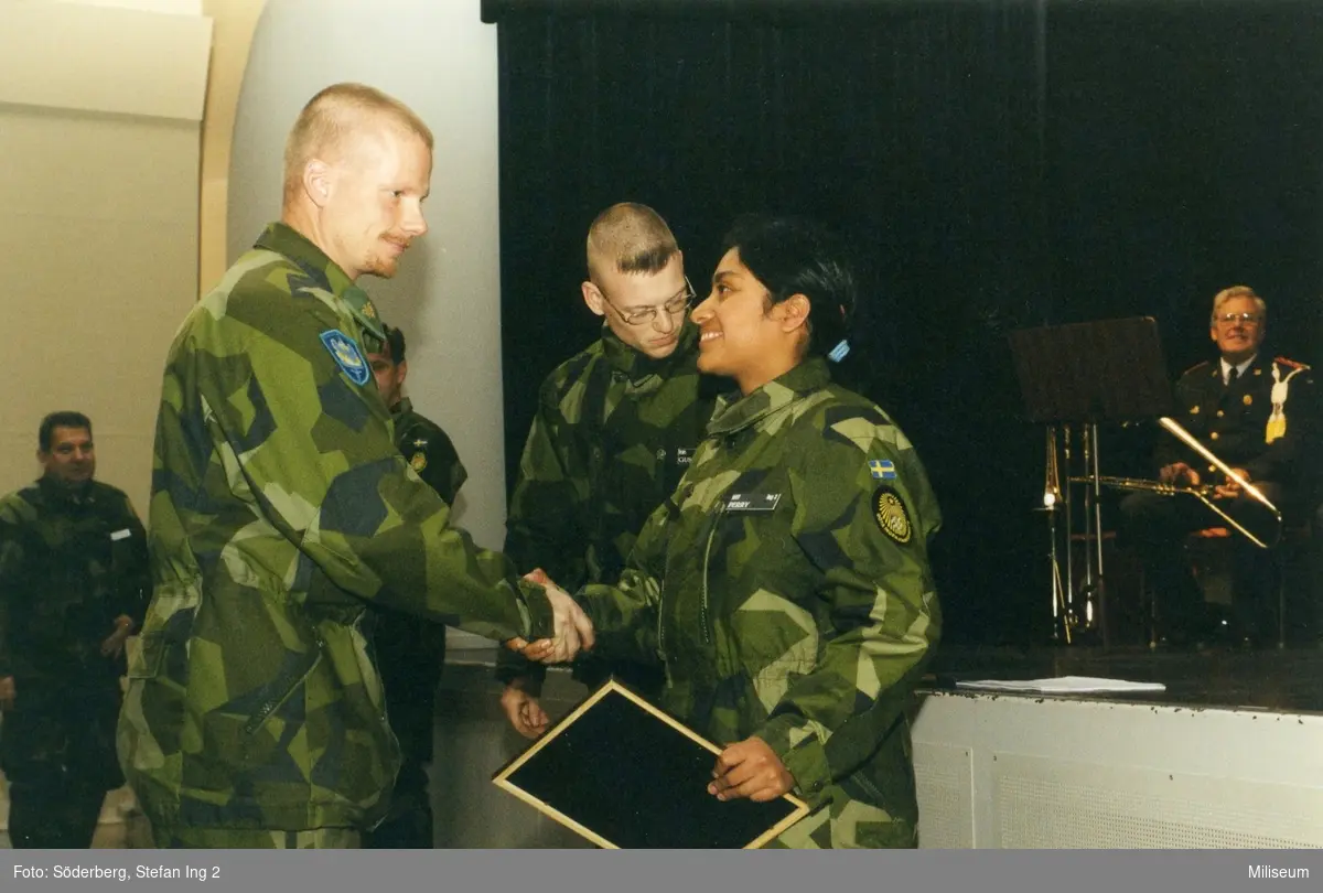 Ceremoni. Hemvärnet på fritidsgården på Ing 2. Major Johan Lindqvist, kompanichef på Ing 2 till vänster, hemvärnssoldater Gustafsson och Perry till höger.