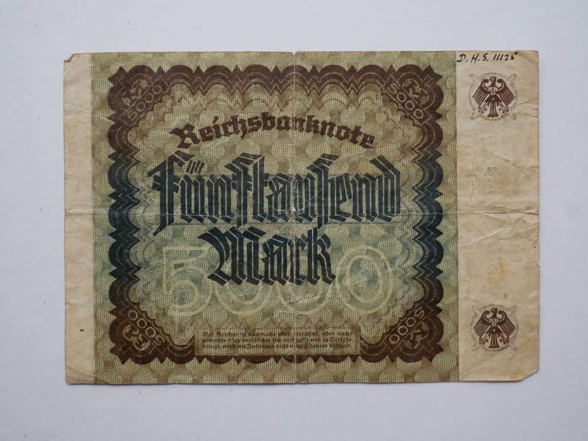 2 tyske pengesedler (11125 - 26).

11125 - Reichsbanknota 5000 Mark, Berlin den 2 dec 1922.

Gave fra fru Marie Heiberg, Kristiania.