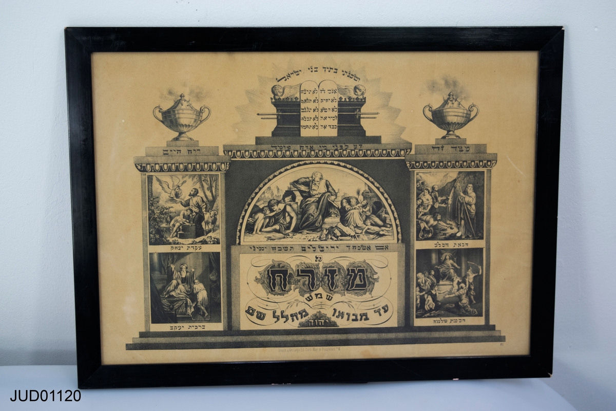 Inramat svartvitt tryck i ram och glas. En sk mizrach, som utpekar riktning mot Jerusalem. Bilden pryds av bibliska motiv samt citat ur Toran.