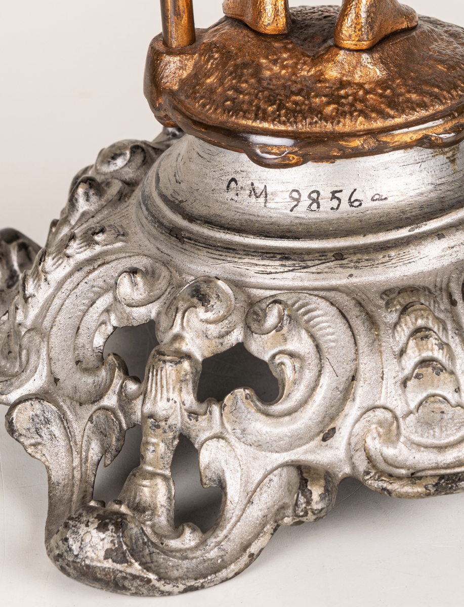 Kandelaber, en i ett par, av bronserat järn, tre ljuspipor med prismor.