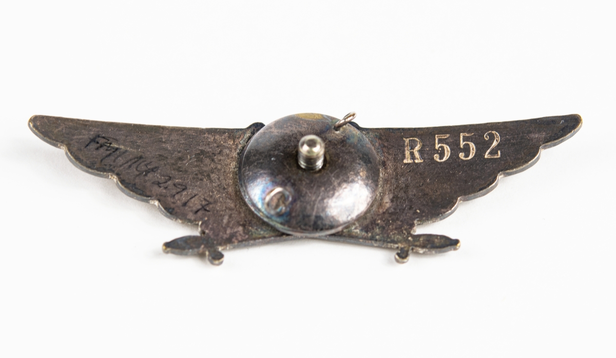 Flygförarmärke M/36 silver, nummer R552. Silvervinge.