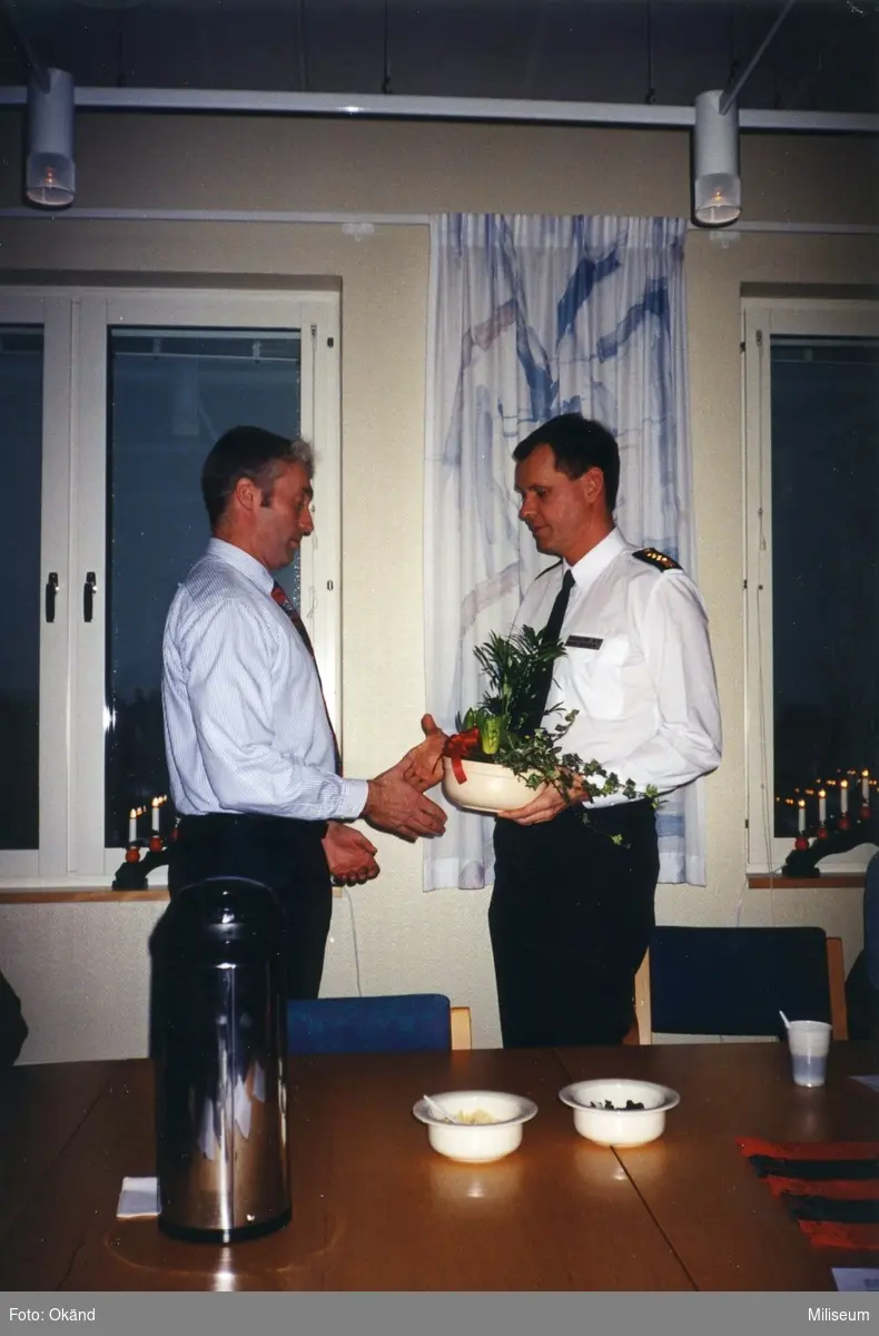 Julkaffe på I 12. Per Sandgren, I 12 och överste Bengt Axelsson, brigadchef I 12.