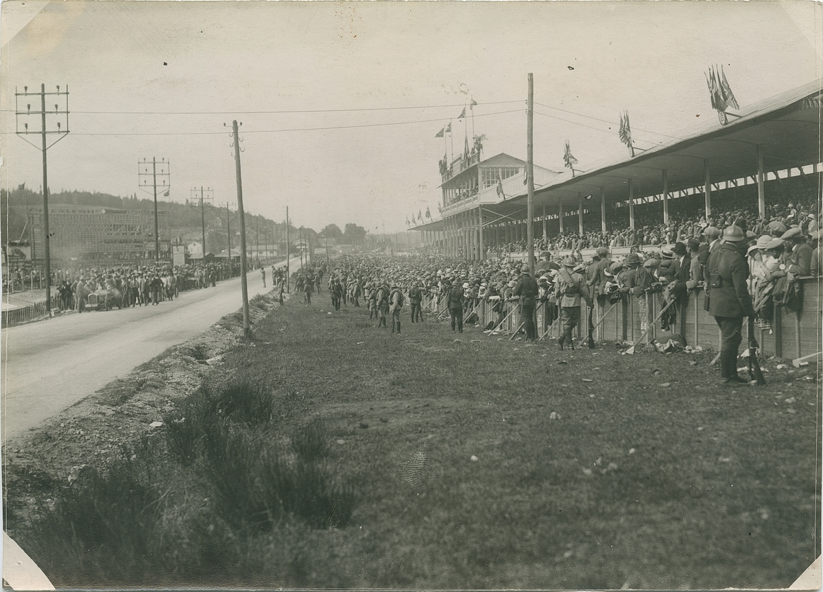 Biltävling, Frankrike 1924.
Fotografi från John Neréns motorhistoriska samling.