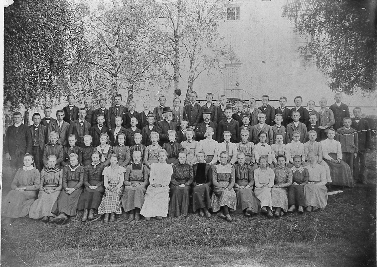Konfirmanter ved Holmen kirke i Prestfoss. Prestene Hartmann og Megrud, senest 1907.