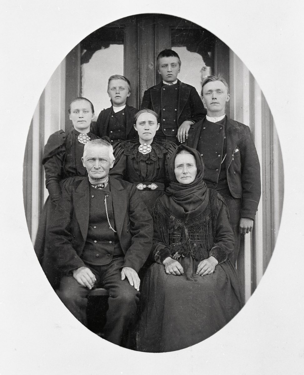 Familie på Sudistugo Grave.  Framme på bildet: Klas og Guri Grave. Bak f.v. barna: Kari, Kittel, Gunhild, Anund og Halvor.