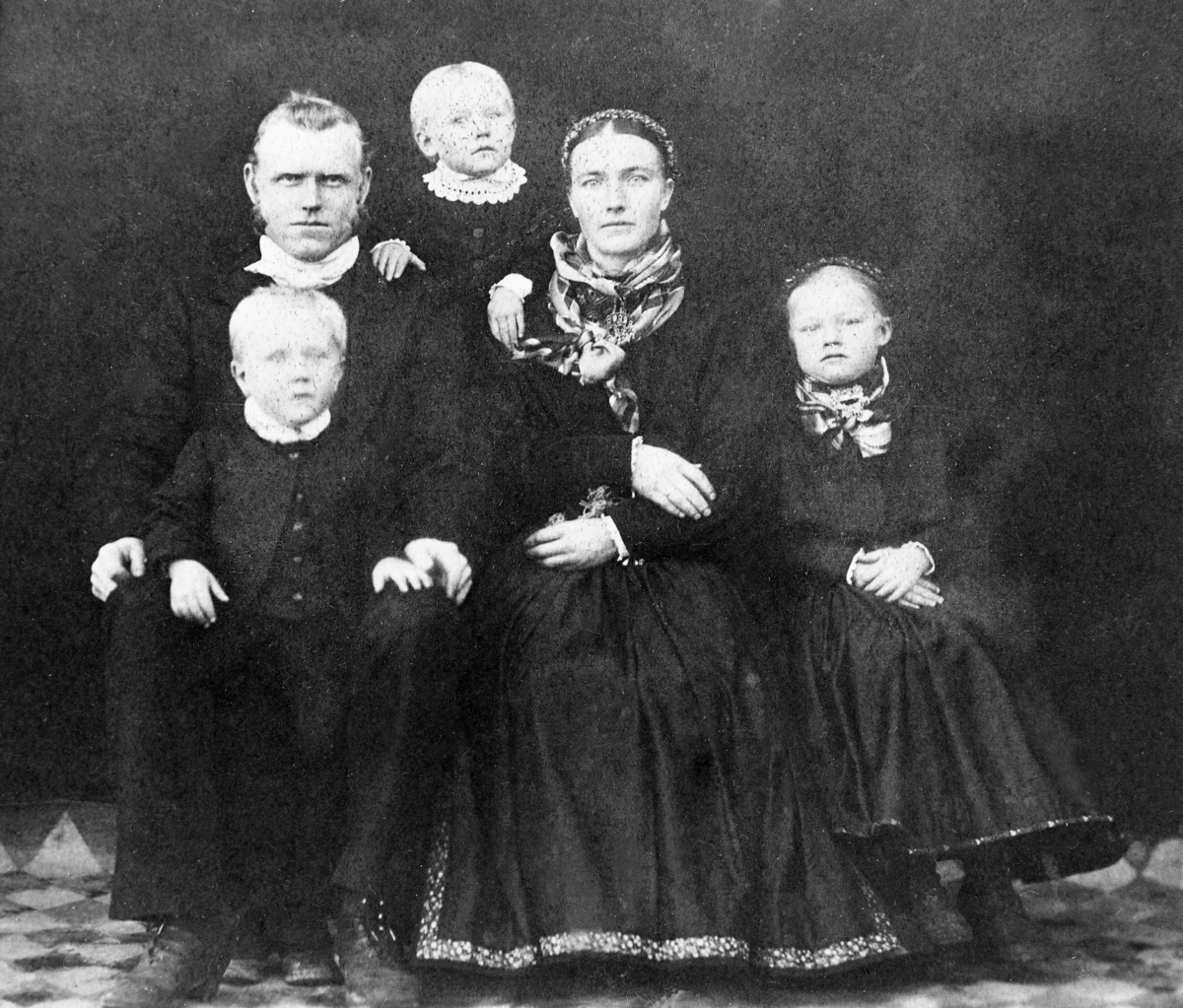 Gunhild og Halvor Hellekås med tre barn, f.v Olav, Kari (bak) og Margit
