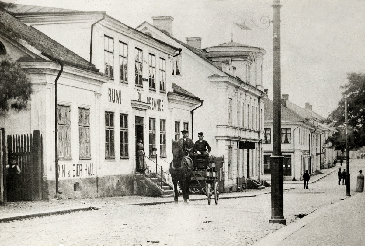 Sandgärdsgatan västerut med Hotell Nyström (kvarteret Linné, nr 2). Fotot trol. taget ca 1890, huset byggdes på med en våning 1895. Man ser ner mot korsningen med Kungsgatan. En hästskjuts passerar framför hotellet.