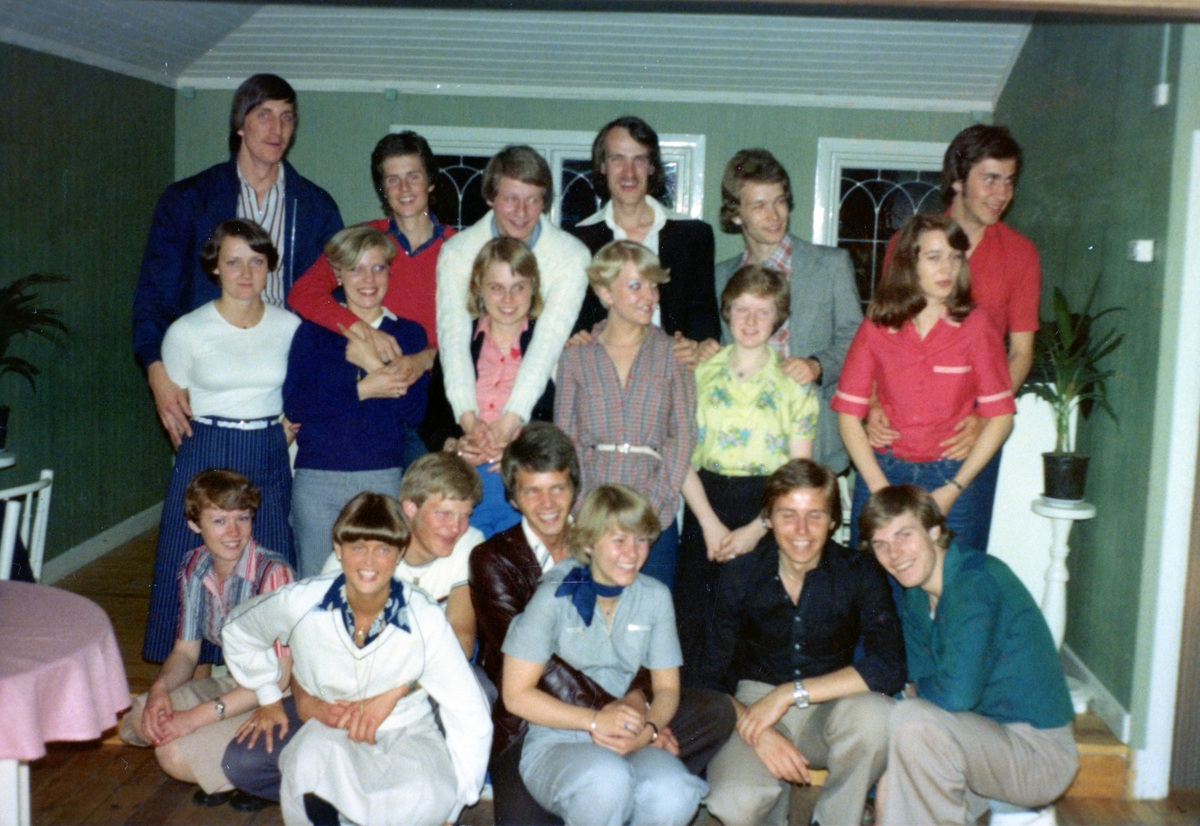 En gruppbild på 19 unga personer. Förmodligen en buggklubb som startades i Folkets Park på 1970-talet.