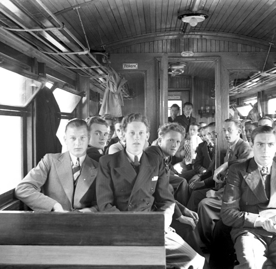 Text till bilden: "Elevgrupp i järnvägsvagn".