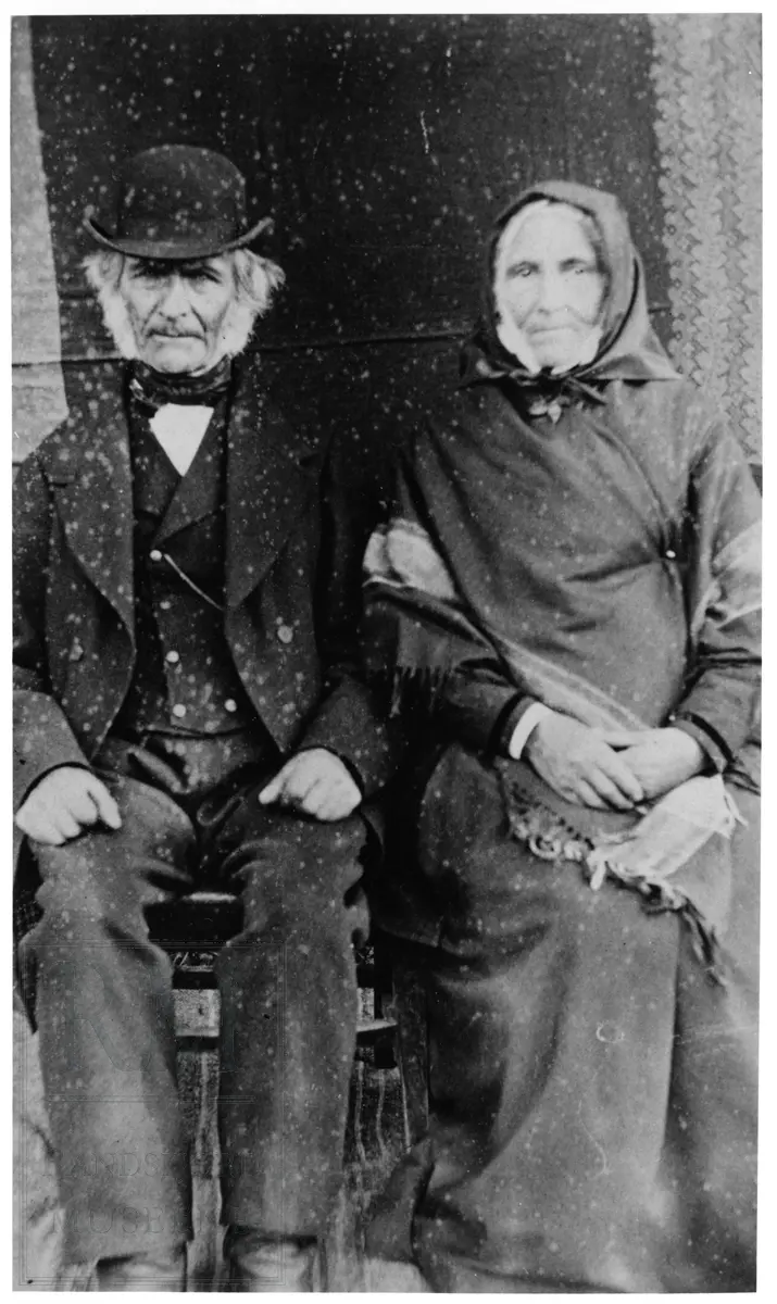 Portrett av et eldre ektepar, han med hatt og hun med skaut over honnlua.